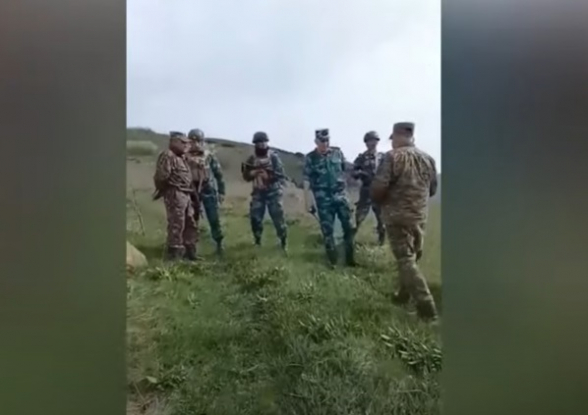 Հայ և ադրբեջանցի զինվորականները վիճում և քաշքշում են իրար Սյունիքում