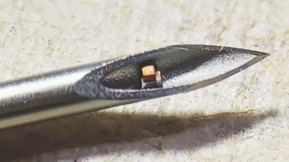 Самый маленький микрочип в мире помещается внутри иглы для инъекций