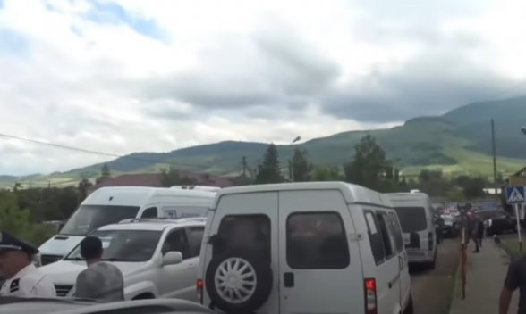 Людей на машинах привозят в село Гюлагарак для участия во встрече с Пашиняном