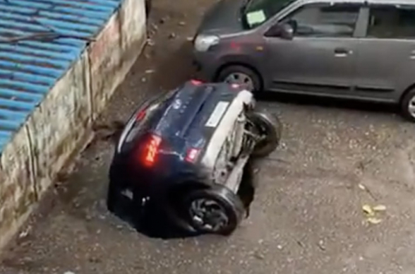 В Мумбаи автомобиль провалился в яму с водой