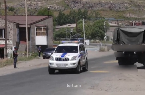 Ոստիկանները կանգնեցնում են ՊՆ մեքենաները՝ Փաշինյանի շարասյան ճանապարհը բացելու համար (տեսանյութ)
