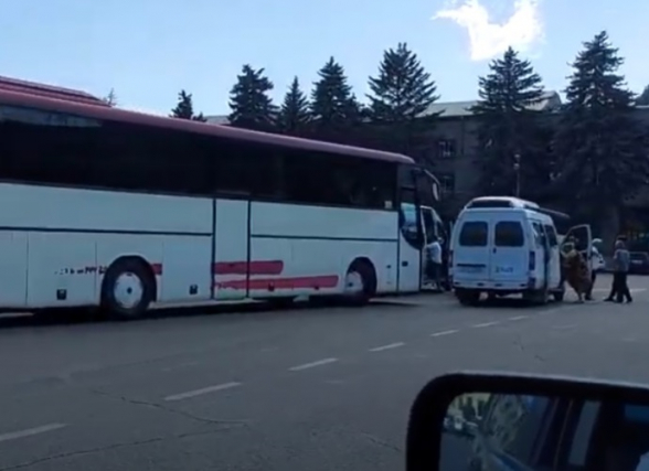 Для митинга Никола Пашиняна в Ереване людей привозят из марзов