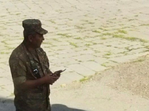 Сигнал: в Горисе офицеры склоняют солдат к голосованию за Никола Пашиняна