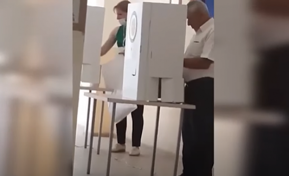 Հայթաղ համայնքի 15/39 ընտրատեղամասի ՔՊ-ական հանձնաժողովի նախագահը մտնում է քվեախուց և ստուգում