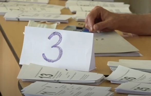 Գավառի 19/22 ընտրատեղամասում հանձնաժողովի՝ քվեաթերթիկները բաժանող անդամը քվեաթերթիկների սեղանի թղթի վրա մեծ 3 նշումն է արել