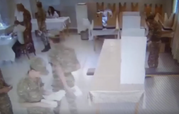 Ահա, թե ինչպես են զինվորներին ուղղորդում․ քվեախցից արդեն պատրաստի քվեաթերթիկը՝ ծրարով, վերցնում դուրս են գալիս (տեսանյութ)