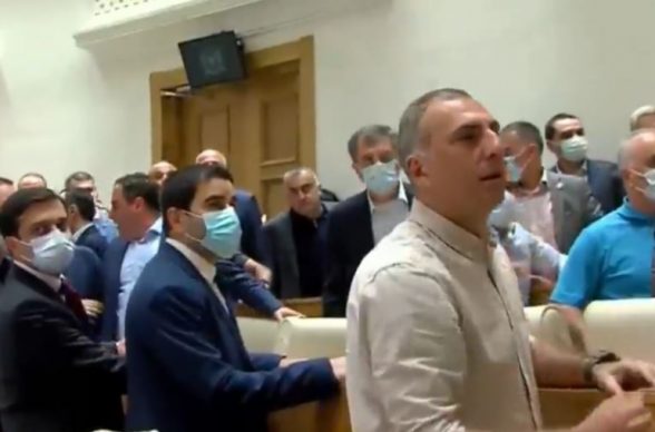 В парламенте Грузии произошла драка (видео)