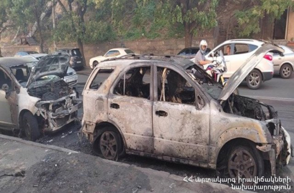 На улице Сарьяна в Ереване сгорели 2 машины