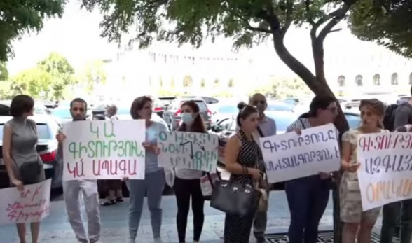 Акция протеста у здания Правительства Армении (видео)