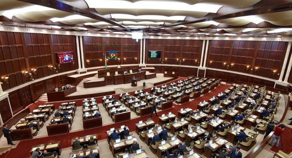В Азербайджане депутат устроил дебош и избил полицейского: парламент созывает заседание