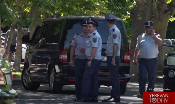 Полицейские, «красные береты», телохранители: Пашинян направляется в министерство (видео)