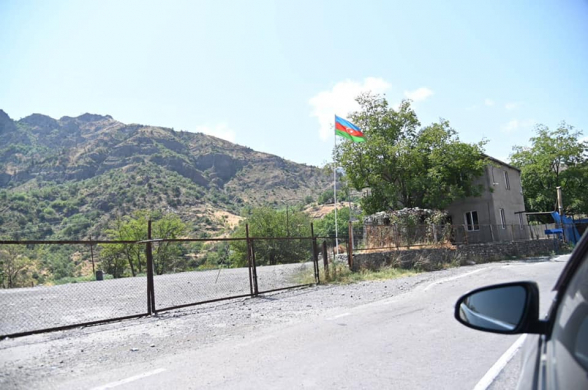 Азербайджанские военнослужащие перекрыли также дорогу, ведущую из Гориса в Воротан