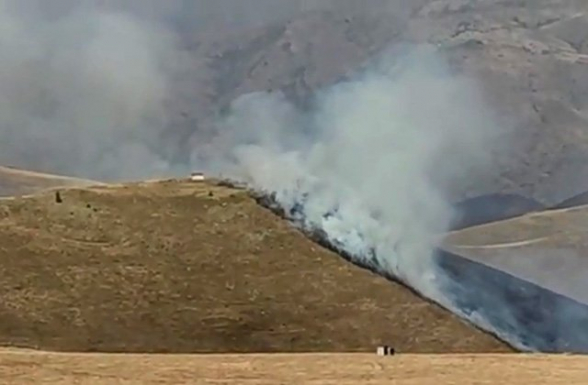 Ադրբեջանցիները փորձել են հրդեհել Սև լճի տարածքը, սակայն քամին կրակն իրենց կողմ է քշել (տեսանյութ)