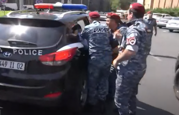 Ոստիկանները ուժով բերման ենթարկեցին քաղաքապետարանի դիմաց ակցիա անող Ֆիզգորոդոկի բնակիչներին (տեսանյութ)