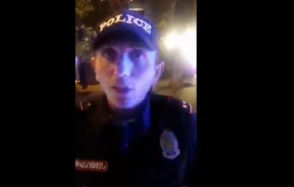 Միջադեպ Երևանում. դիմակ չկրող ոստիկանը վարորդին տուգանում է դիմակ չկրելու համար