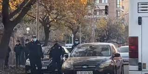 Перед визитом Никола Пашиняна к зданию НС стянули дополнительные силы полиции (видео)