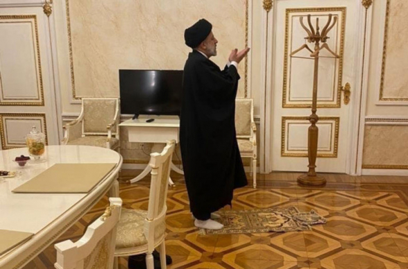 Президент Ирана совершил намаз в здании Кремля после переговоров с Путиным