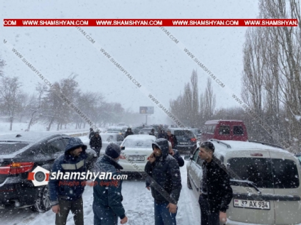 Около 20 машин попали в ДТП на трассе Севан – Ереван (видео)