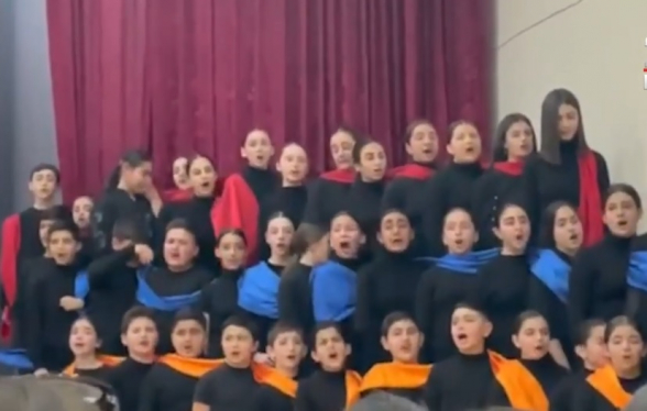 Երևանի 196-րդ դպրոցի 30 աշակերտները լալիս են Արցախին նվիրված երգը երգելիս