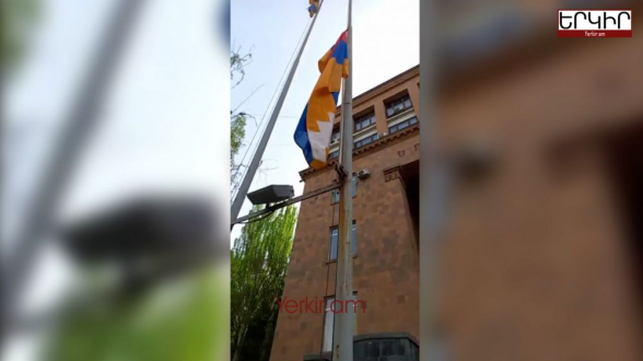 ԵՊՀ-ի շենքի դիմաց տեղադրված Արցախի դրոշը հանվել է․ ուսանողները նորն են տեղադրել