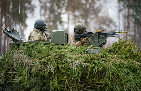 Великобритания обучает украинских военных использованию британской бронетехники