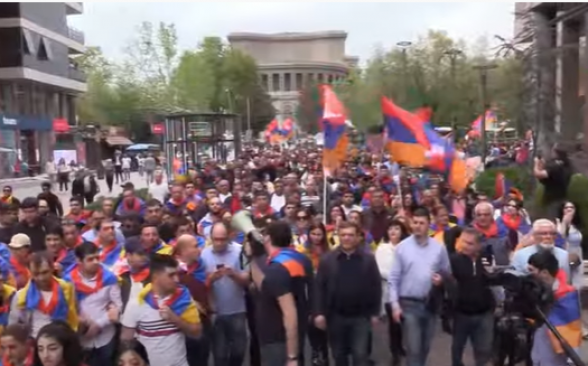Акция протеста: митингующие направляются шествием от памятника Исаакяну к зданию Правительства (прямой эфир)