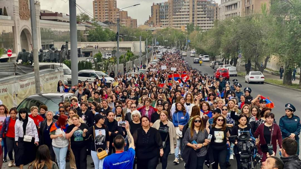 В Ереване прошло женское шествие протеста (видео)
