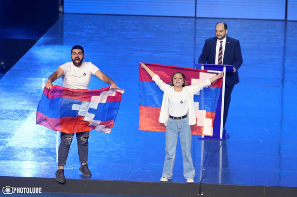 Двое молодых людей с флагами Арцаха поднялись на сцену во время церемонии открытия ЧЕ по боксу в Ереване (видео)