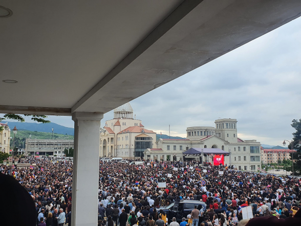 Армяне поют на площади в Степанакерте «Проснись, лао!»
