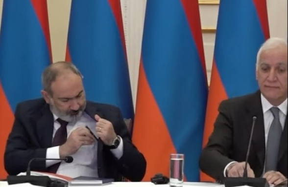 Пристрастие Никола Пашиняна умыкать ручки (видео)