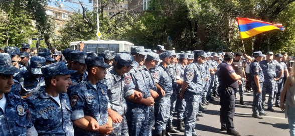 Акция протеста граждан в связи с лишением должностей оппозиционных депутатов (прямой эфир)