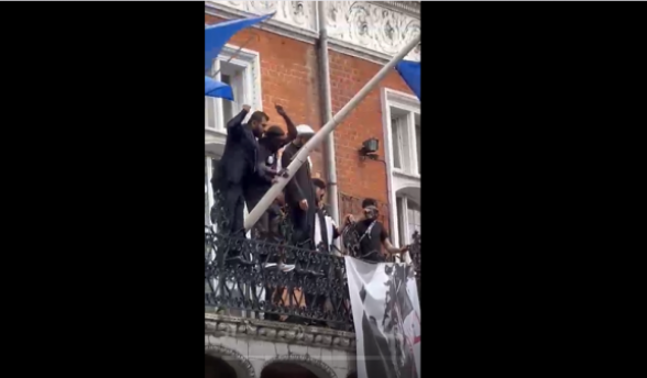 Группа протестующих ворвалась в посольство Азербайджана в Лондоне (видео)