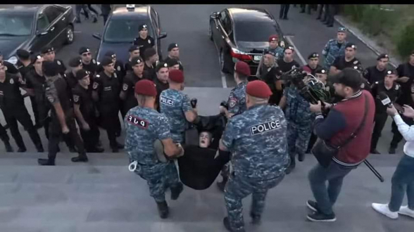 Сотни полицейских стянуты в Ераблур, чтобы Никол Пашинян и члены ГД смогли посетить пантеон: в отношении родственников погибших военнослужащих применили грубую силу (видео)