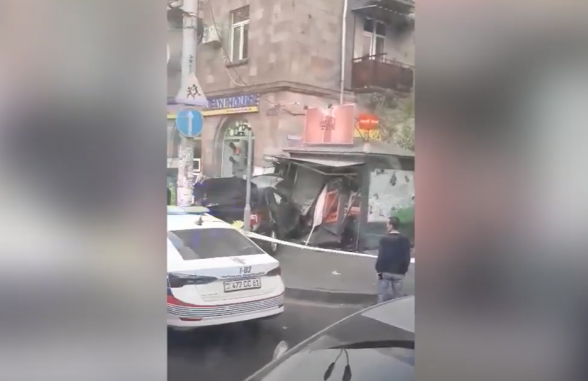 Երևանում մեքենան մխրճվել է թերթի կրպակի մեջ (տեսանյութ)