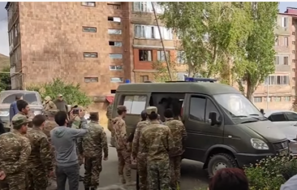 В Джермуке встретили армянских солдат, ранее оказавшихся в блокаде