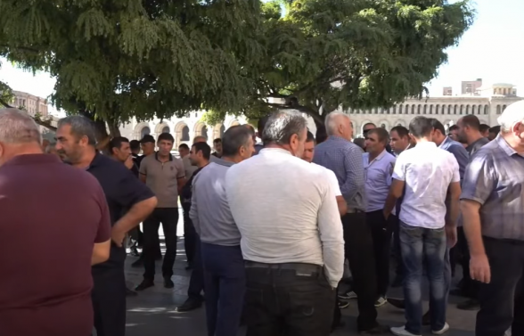 Виноградари Армавирского марза проводят акцию протеста перед зданием Правительства (видео)