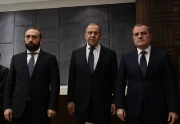 Главы МИД РФ, Армении и Азербайджана обсудили ход переговоров по заключению мирного договора между Ереваном и Баку