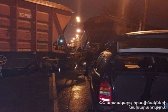 Բեռնատար գնացքը Երևանում բախվել է մարդատար ավտոմեքենային