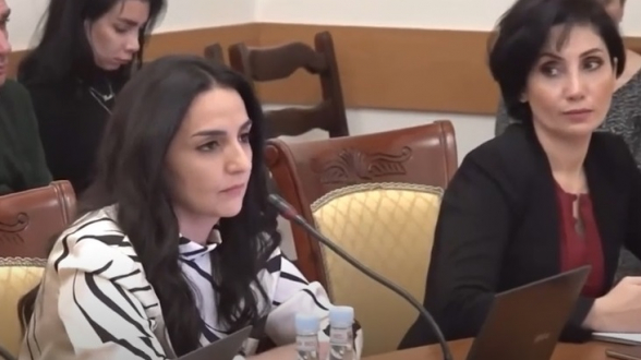 Депутат от ГД представила законопроект с жвачкой во рту (видео)