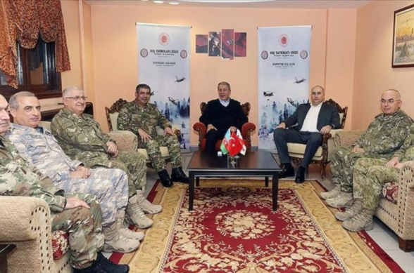 Министры обороны Турции, Азербайджана и Грузии провели трехстороннюю встречу в Карсе