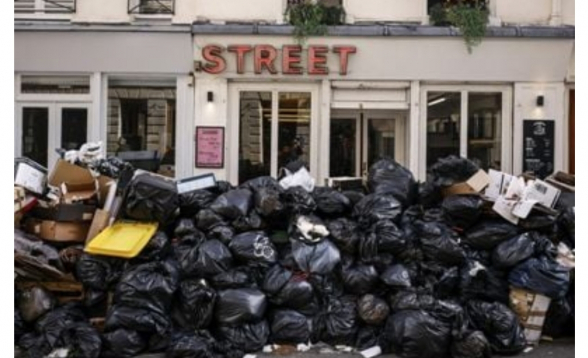 Из-за забастовки на улицах Парижа скопилось более 10 тысяч тонн мусора