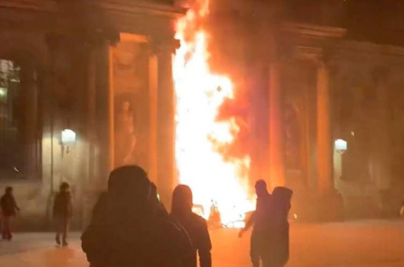 Протестующие подожгли здание мэрии во французском Бордо (видео)