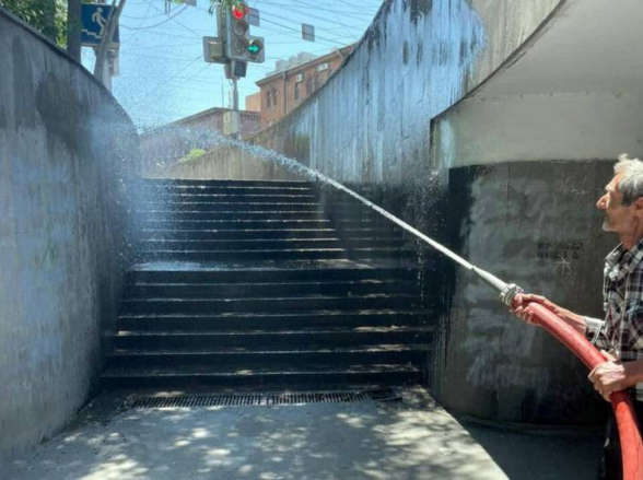 «Ձկան խանութի» հարևանությամբ անցումը որոշել են դարձնել ավտոկայանատեղի. բնակիչները զայրացած են․ «Հրապարակ»