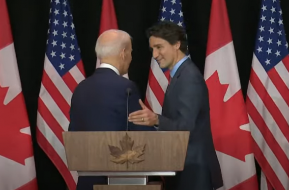 Джо Байден не смог найти выход со сцены после пресс-конференции в Канаде (видео)