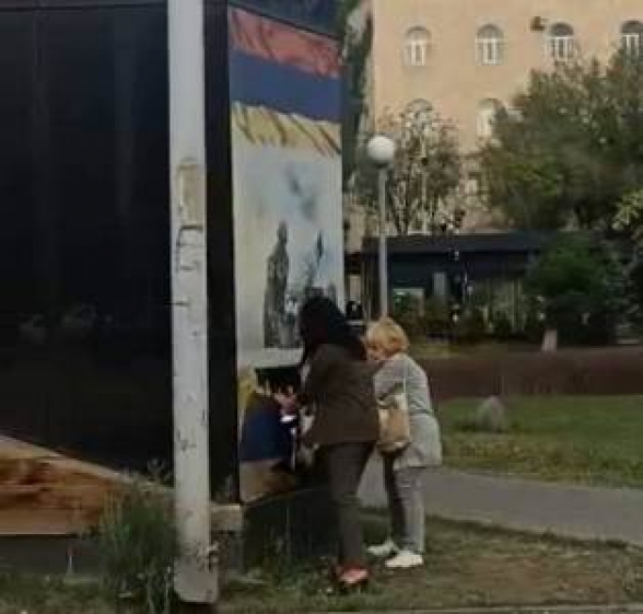 В Ереване 2 женщины сорвали постер с флагом Арцаха