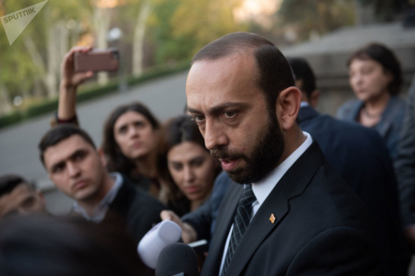 «По-армянски понимаете?»: Арарат Мирзоян отказался отвечать на вопросы журналистов (видео)