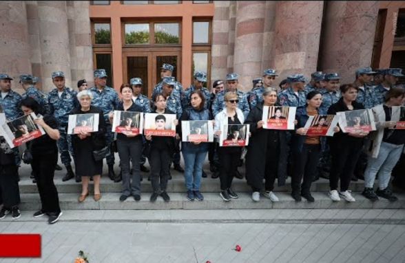 Акция протеста родителей погибших военнослужащих перед зданием Правительства РА (видео)