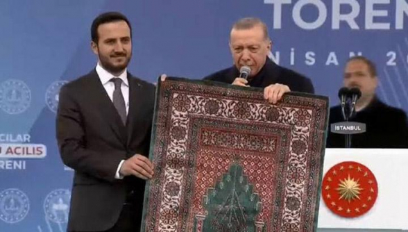 Пашинян подарил Эрдогану ковер с его изображением и надписью на турецком – «Politik.am»
