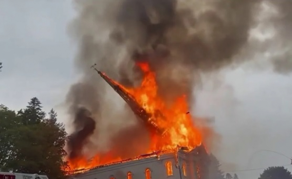 В Массачусетсе церковь загорелась после удара молнии