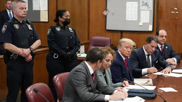 Трамп договорился с властями о добровольной явке в тюрьму